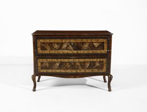 MANIFATTURA CENTROITALIANA DEL XVIII SECOLO : Cassettone in legno dipinto a finta radica, fronte leggermente mosso a due cassetti, fianchi dritti, gambe arcuate  - Asta Asta 387 | ARTE ANTICA E DEL XIX SECOLO - DAL RINASCIMENTO AL SIMBOLISMO: OPERE DA COLLEZIONI ITALIANE Tradizionale - Associazione Nazionale - Case d'Asta italiane