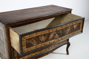 MANIFATTURA CENTROITALIANA DEL XVIII SECOLO : Cassettone in legno dipinto a finta radica, fronte leggermente mosso a due cassetti, fianchi dritti, gambe arcuate  - Asta Asta 387 | ARTE ANTICA E DEL XIX SECOLO - DAL RINASCIMENTO AL SIMBOLISMO: OPERE DA COLLEZIONI ITALIANE Tradizionale - Associazione Nazionale - Case d'Asta italiane