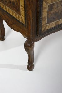MANIFATTURA CENTROITALIANA DEL XVIII SECOLO : Cassettone in legno dipinto a finta radica, fronte leggermente mosso a due cassetti, fianchi dritti, gambe arcuate  - Asta Asta 387 | ARTE ANTICA E DEL XIX SECOLO - DAL RINASCIMENTO AL SIMBOLISMO: OPERE DA COLLEZIONI ITALIANE Tradizionale - Associazione Nazionale - Case d'Asta italiane