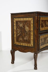 MANIFATTURA CENTROITALIANA DEL XVIII SECOLO : Cassettone in legno dipinto a finta radica, fronte leggermente mosso a due cassetti, fianchi dritti, gambe arcuate  - Asta Asta 387 | ARTE ANTICA E DEL XIX SECOLO - DAL RINASCIMENTO AL SIMBOLISMO: OPERE DA COLLEZIONI ITALIANE Tradizionale - Associazione Nazionale - Case d'Asta italiane