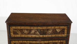 MANIFATTURA CENTROITALIANA DEL XVIII SECOLO : Cassettone in legno dipinto a finta radica, fronte leggermente mosso a due cassetti, fianchi dritti, gambe arcuate  - Asta Asta 387 | ARTE ANTICA E DEL XIX SECOLO - DAL RINASCIMENTO AL SIMBOLISMO: OPERE DA COLLEZIONI ITALIANE Tradizionale - Associazione Nazionale - Case d'Asta italiane
