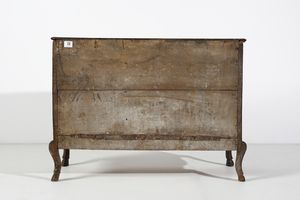 MANIFATTURA CENTROITALIANA DEL XVIII SECOLO : Cassettone in legno dipinto a finta radica, fronte leggermente mosso a due cassetti, fianchi dritti, gambe arcuate  - Asta Asta 387 | ARTE ANTICA E DEL XIX SECOLO - DAL RINASCIMENTO AL SIMBOLISMO: OPERE DA COLLEZIONI ITALIANE Tradizionale - Associazione Nazionale - Case d'Asta italiane