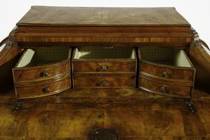 MANIFATTURA LOMBARDA : Ribalta ad urna lastronata in noce e radica di noce, fronte e fianchi mossi,  cassetto nella fascia e parte inferiore a tre cassetti, anta calatoia con scarabattolo, gambe arcuate con piede a ricciolo  - Asta Asta 387 | ARTE ANTICA E DEL XIX SECOLO - DAL RINASCIMENTO AL SIMBOLISMO: OPERE DA COLLEZIONI ITALIANE Tradizionale - Associazione Nazionale - Case d'Asta italiane