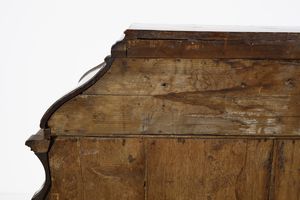 MANIFATTURA LOMBARDA : Ribalta ad urna lastronata in noce e radica di noce, fronte e fianchi mossi,  cassetto nella fascia e parte inferiore a tre cassetti, anta calatoia con scarabattolo, gambe arcuate con piede a ricciolo  - Asta Asta 387 | ARTE ANTICA E DEL XIX SECOLO - DAL RINASCIMENTO AL SIMBOLISMO: OPERE DA COLLEZIONI ITALIANE Tradizionale - Associazione Nazionale - Case d'Asta italiane