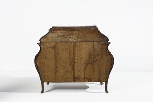 MANIFATTURA LOMBARDA : Ribalta ad urna lastronata in noce e radica di noce, fronte e fianchi mossi,  cassetto nella fascia e parte inferiore a tre cassetti, anta calatoia con scarabattolo, gambe arcuate con piede a ricciolo  - Asta Asta 387 | ARTE ANTICA E DEL XIX SECOLO - DAL RINASCIMENTO AL SIMBOLISMO: OPERE DA COLLEZIONI ITALIANE Tradizionale - Associazione Nazionale - Case d'Asta italiane