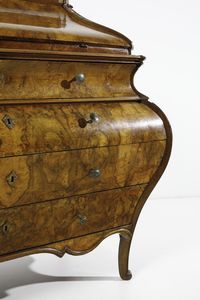 MANIFATTURA LOMBARDA : Ribalta ad urna lastronata in noce e radica di noce, fronte e fianchi mossi,  cassetto nella fascia e parte inferiore a tre cassetti, anta calatoia con scarabattolo, gambe arcuate con piede a ricciolo  - Asta Asta 387 | ARTE ANTICA E DEL XIX SECOLO - DAL RINASCIMENTO AL SIMBOLISMO: OPERE DA COLLEZIONI ITALIANE Tradizionale - Associazione Nazionale - Case d'Asta italiane