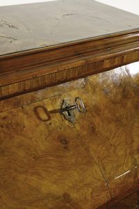 MANIFATTURA LOMBARDA : Ribalta ad urna lastronata in noce e radica di noce, fronte e fianchi mossi,  cassetto nella fascia e parte inferiore a tre cassetti, anta calatoia con scarabattolo, gambe arcuate con piede a ricciolo  - Asta Asta 387 | ARTE ANTICA E DEL XIX SECOLO - DAL RINASCIMENTO AL SIMBOLISMO: OPERE DA COLLEZIONI ITALIANE Tradizionale - Associazione Nazionale - Case d'Asta italiane