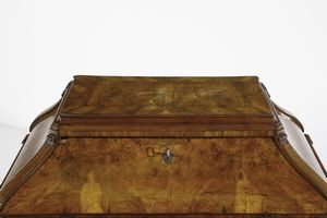 MANIFATTURA LOMBARDA : Ribalta ad urna lastronata in noce e radica di noce, fronte e fianchi mossi,  cassetto nella fascia e parte inferiore a tre cassetti, anta calatoia con scarabattolo, gambe arcuate con piede a ricciolo  - Asta Asta 387 | ARTE ANTICA E DEL XIX SECOLO - DAL RINASCIMENTO AL SIMBOLISMO: OPERE DA COLLEZIONI ITALIANE Tradizionale - Associazione Nazionale - Case d'Asta italiane