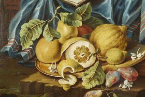 ARTISTA ROMANO DEL XVII SECOLO : Natura morta con vassoio di agrumi, pere e gelsomini, strumento musicale e uva  - Asta Asta 387 | ARTE ANTICA E DEL XIX SECOLO - DAL RINASCIMENTO AL SIMBOLISMO: OPERE DA COLLEZIONI ITALIANE Tradizionale - Associazione Nazionale - Case d'Asta italiane