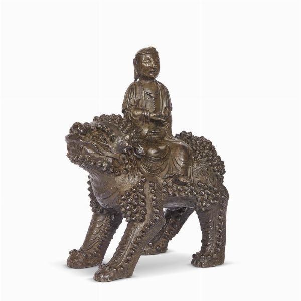 SCULTURA, CINA, DINASTIA MING, SEC. XVI-XVII    in bronzo raffigurante bodhisattva Maňjuśrī  lett. "Dolce Gloria" seduto su leone.  Alt. cm 19  明 十四世纪 青铜文殊菩萨乘青狮像  - Asta Arte Orientale | 东方艺术 - Associazione Nazionale - Case d'Asta italiane