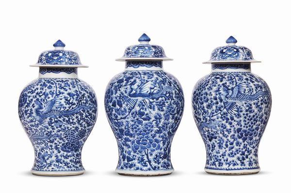 TRE VASI, CINA, DINASTIA QING, SEC. XVIII  - Asta Arte Orientale | 东方艺术 - Associazione Nazionale - Case d'Asta italiane