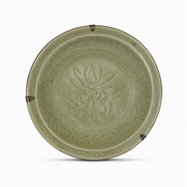 PIATTO, CINA, DINASTIA MING, SEC. XV  - Asta Arte Orientale | 东方艺术 - Associazione Nazionale - Case d'Asta italiane