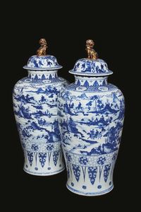 COPPIA DI VASI, CINA, DINASTIA QING, SEC. XVII PERIODO KANGXI  - Asta Arte Orientale | 东方艺术 - Associazione Nazionale - Case d'Asta italiane