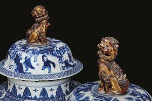 COPPIA DI VASI, CINA, DINASTIA QING, SEC. XVII PERIODO KANGXI  - Asta Arte Orientale | 东方艺术 - Associazione Nazionale - Case d'Asta italiane