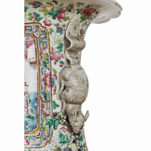 COPPIA DI VASI, CINA, DINASTIA QING, SEC. XIX  - Asta Arte Orientale | 东方艺术 - Associazione Nazionale - Case d'Asta italiane