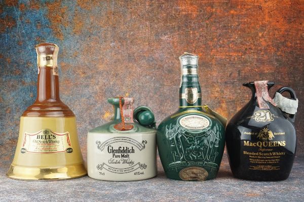 Selezione Scotch Whisky Ceramic Decanter  - Asta Christmas Spirits - Whisky, Rum e Distillati da Collezione - Associazione Nazionale - Case d'Asta italiane