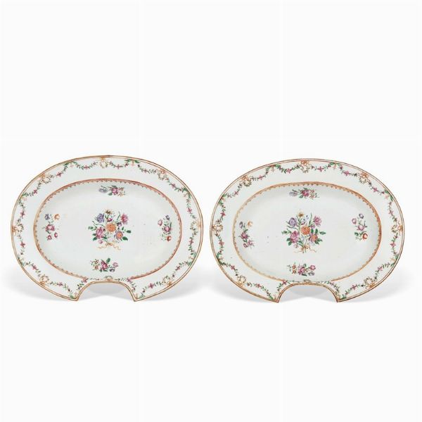 COPPIA DI VASSOI DA BARBA, CINA, DINASTIA QING, PERIODO QIANLONG, 1760 CIRCA  - Asta Porcellane della Compagnia delle Indie Meraviglie cinesi per l'Europa - Associazione Nazionale - Case d'Asta italiane