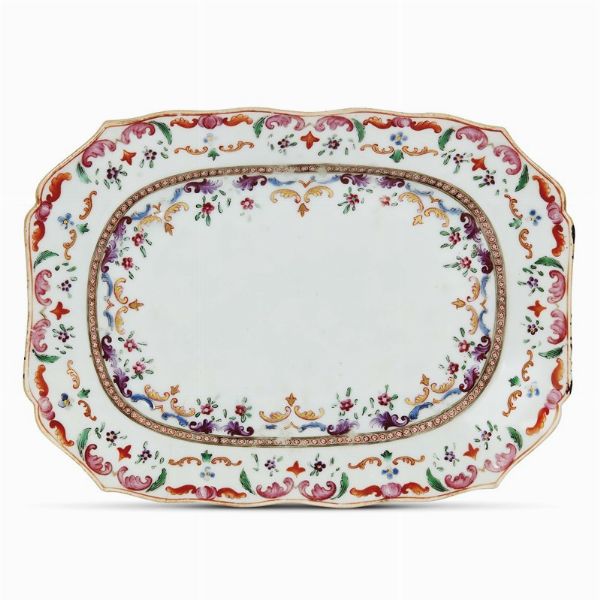 VASSOIO, CINA, DINASTIA QING, PERIODO QIANLONG, 1790 CIRCA  - Asta Porcellane della Compagnia delle Indie Meraviglie cinesi per l'Europa - Associazione Nazionale - Case d'Asta italiane