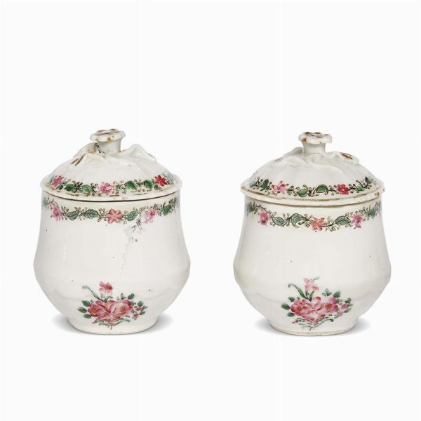 COPPIA DI CREMIERE, CINA, DINASTIA QING, PERIODO QIANLONG, 1780  - Asta Porcellane della Compagnia delle Indie Meraviglie cinesi per l'Europa - Associazione Nazionale - Case d'Asta italiane