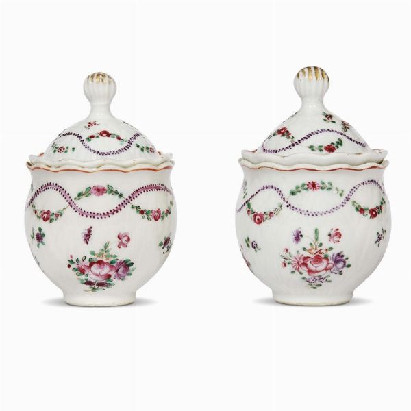 COPPIA DI CREMIERE, CINA, DINASTIA QING, PERIODO QIANLONG, 1790  - Asta Porcellane della Compagnia delle Indie Meraviglie cinesi per l'Europa - Associazione Nazionale - Case d'Asta italiane