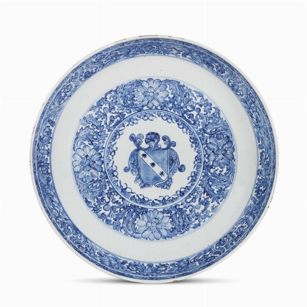 GRANDE PIATTO, CINA, DINASTIA MING, TARDO PERIODO KANGXI, FINE SECOLO XVII  - Asta Porcellane della Compagnia delle Indie Meraviglie cinesi per l'Europa - Associazione Nazionale - Case d'Asta italiane