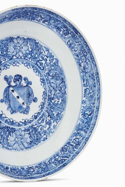 GRANDE PIATTO, CINA, DINASTIA MING, TARDO PERIODO KANGXI, FINE SECOLO XVII  - Asta Porcellane della Compagnia delle Indie Meraviglie cinesi per l'Europa - Associazione Nazionale - Case d'Asta italiane