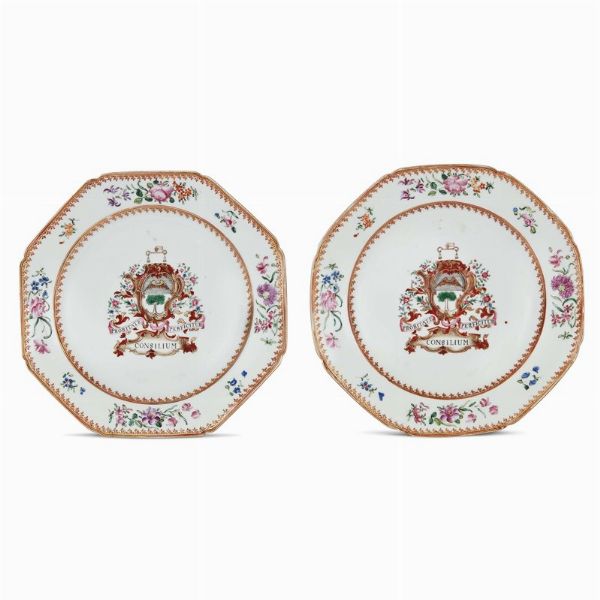 COPPIA DI PIATTI, CINA, DINASTIA QING, PERIODO QIANLONG, 1770 CIRCA  - Asta Porcellane della Compagnia delle Indie Meraviglie cinesi per l'Europa - Associazione Nazionale - Case d'Asta italiane