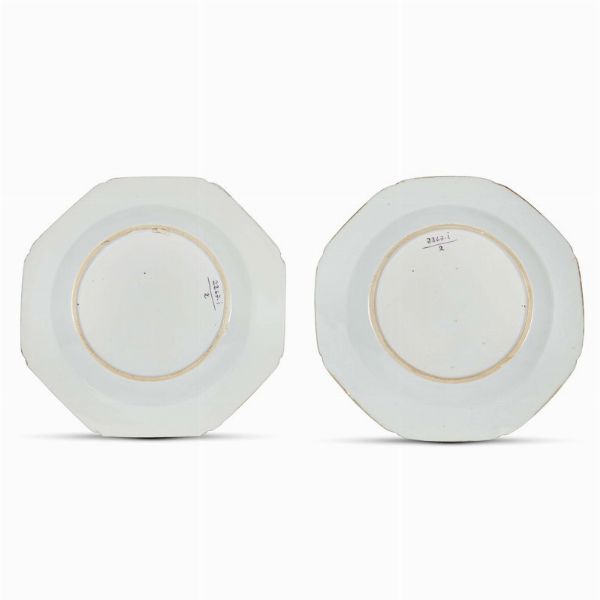 COPPIA DI PIATTI, CINA, DINASTIA QING, PERIODO QIANLONG, 1770 CIRCA  - Asta Porcellane della Compagnia delle Indie Meraviglie cinesi per l'Europa - Associazione Nazionale - Case d'Asta italiane