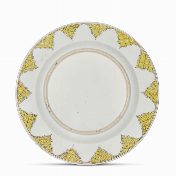 GRANDE PIATTO, CINA, DINASTIA QING, PERIODO YONGZHENG-INIZIO QIANLONG, 1734-1738 CIRCA  - Asta Porcellane della Compagnia delle Indie Meraviglie cinesi per l'Europa - Associazione Nazionale - Case d'Asta italiane