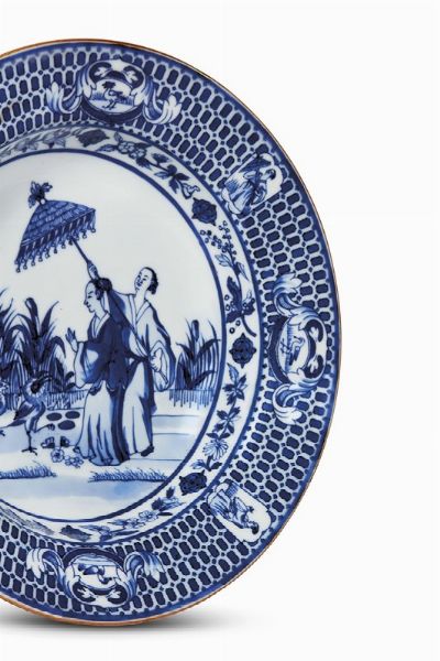 PIATTO, CINA, DINASTIA QING, PERIODO YONGZHENG-INIZIO QIANLONG, 1734-1738 CIRCA  - Asta Porcellane della Compagnia delle Indie Meraviglie cinesi per l'Europa - Associazione Nazionale - Case d'Asta italiane