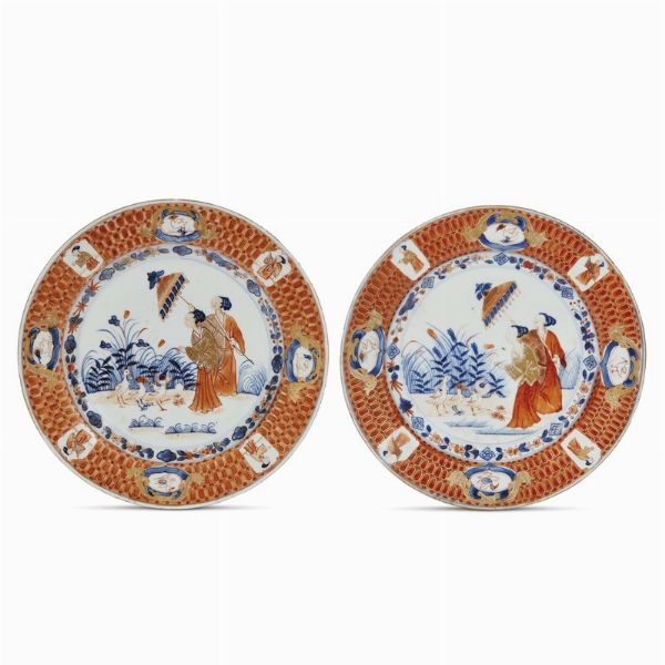 COPPIA DI PIATTI, CINA, DINASTIA QING, PERIODO QIANLONG, 1740 CIRCA  - Asta Porcellane della Compagnia delle Indie Meraviglie cinesi per l'Europa - Associazione Nazionale - Case d'Asta italiane