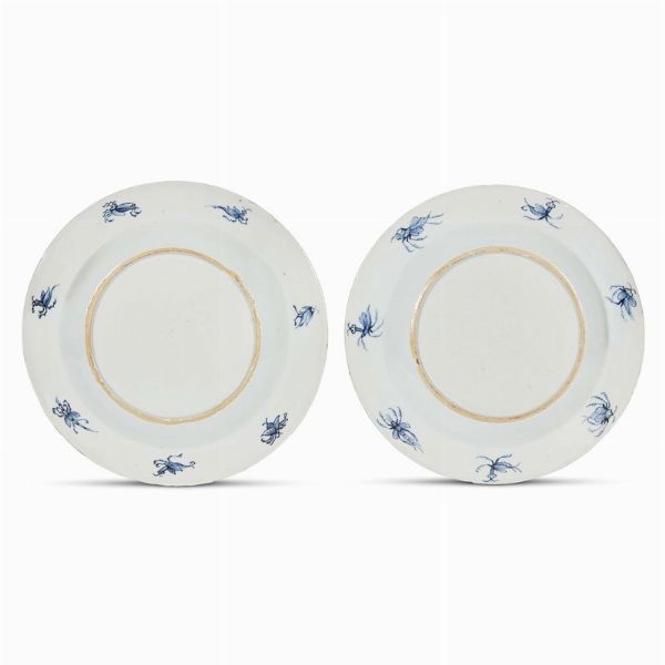 COPPIA DI PIATTI, CINA, DINASTIA QING, PERIODO QIANLONG, 1740 CIRCA  - Asta Porcellane della Compagnia delle Indie Meraviglie cinesi per l'Europa - Associazione Nazionale - Case d'Asta italiane