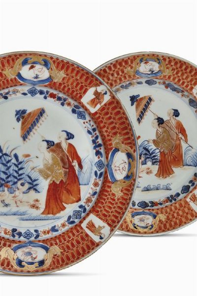 COPPIA DI PIATTI, CINA, DINASTIA QING, PERIODO QIANLONG, 1740 CIRCA  - Asta Porcellane della Compagnia delle Indie Meraviglie cinesi per l'Europa - Associazione Nazionale - Case d'Asta italiane