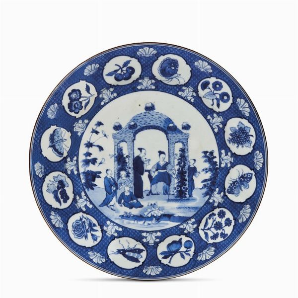 GRANDE PIATTO, CINA, DINASTIA QING, PERIODO YONGZHENG - INIZIO QIANLONG, 1734-1738 CIRCA  - Asta Porcellane della Compagnia delle Indie Meraviglie cinesi per l'Europa - Associazione Nazionale - Case d'Asta italiane