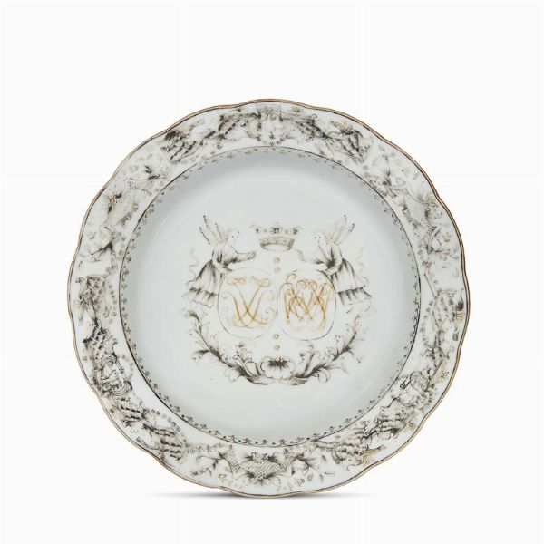 PIATTO, CINA, DINASTIA QING, PERIODO QIANLONG, 1745 CIRCA  - Asta Porcellane della Compagnia delle Indie Meraviglie cinesi per l'Europa - Associazione Nazionale - Case d'Asta italiane