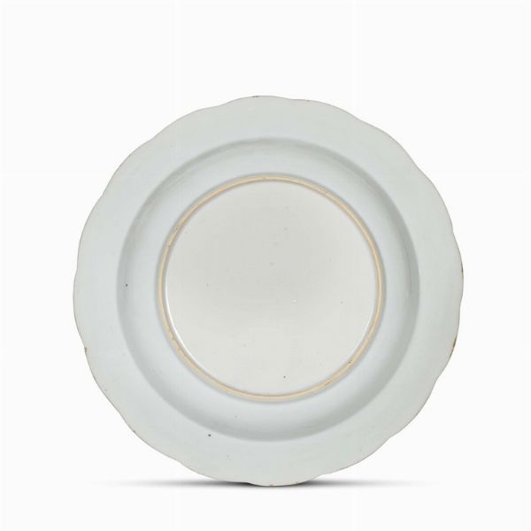 PIATTO, CINA, DINASTIA QING, PERIODO QIANLONG, 1745 CIRCA  - Asta Porcellane della Compagnia delle Indie Meraviglie cinesi per l'Europa - Associazione Nazionale - Case d'Asta italiane