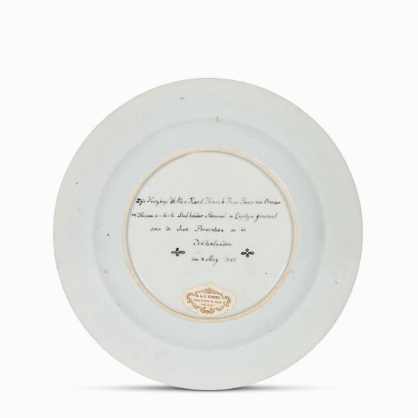 PIATTO, CINA, DINASTIA QING, PERIODO QIANLONG, 1745 CIRCA  - Asta Porcellane della Compagnia delle Indie Meraviglie cinesi per l'Europa - Associazione Nazionale - Case d'Asta italiane