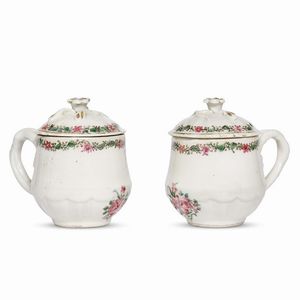 COPPIA DI CREMIERE, CINA, DINASTIA QING, PERIODO QIANLONG, 1780  - Asta Porcellane della Compagnia delle Indie Meraviglie cinesi per l'Europa - Associazione Nazionale - Case d'Asta italiane