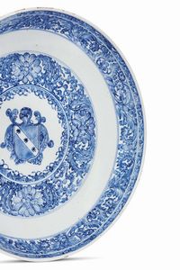 GRANDE PIATTO, CINA, DINASTIA MING, TARDO PERIODO KANGXI, FINE SECOLO XVII  - Asta Porcellane della Compagnia delle Indie Meraviglie cinesi per l'Europa - Associazione Nazionale - Case d'Asta italiane