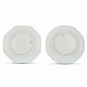 COPPIA DI PIATTI, CINA, DINASTIA QING, PERIODO QIANLONG, 1770 CIRCA  - Asta Porcellane della Compagnia delle Indie Meraviglie cinesi per l'Europa - Associazione Nazionale - Case d'Asta italiane