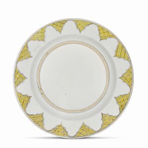 GRANDE PIATTO, CINA, DINASTIA QING, PERIODO YONGZHENG-INIZIO QIANLONG, 1734-1738 CIRCA  - Asta Porcellane della Compagnia delle Indie Meraviglie cinesi per l'Europa - Associazione Nazionale - Case d'Asta italiane