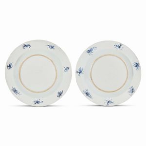 COPPIA DI PIATTI, CINA, DINASTIA QING, PERIODO QIANLONG, 1740 CIRCA  - Asta Porcellane della Compagnia delle Indie Meraviglie cinesi per l'Europa - Associazione Nazionale - Case d'Asta italiane