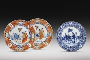 COPPIA DI PIATTI, CINA, DINASTIA QING, PERIODO QIANLONG, 1740 CIRCA  - Asta Porcellane della Compagnia delle Indie Meraviglie cinesi per l'Europa - Associazione Nazionale - Case d'Asta italiane