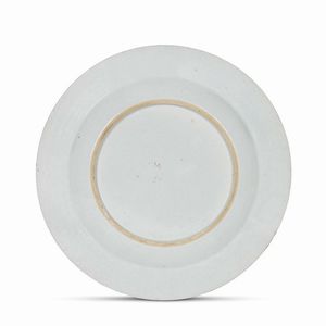 PIATTO, CINA, DINASTIA QING, PERIODO QIANLONG, 1730-1740  - Asta Porcellane della Compagnia delle Indie Meraviglie cinesi per l'Europa - Associazione Nazionale - Case d'Asta italiane