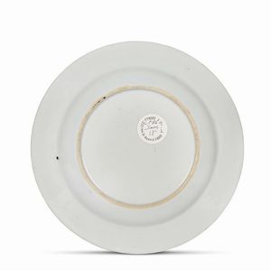 PIATTO, CINA, DINASTIA QING, PERIODO QIANNLONG, 1745 CIRCA  - Asta Porcellane della Compagnia delle Indie Meraviglie cinesi per l'Europa - Associazione Nazionale - Case d'Asta italiane