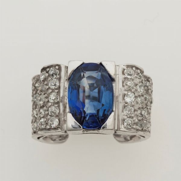 Anello con zaffiro di ct 4.70 circa e diamanti  - Asta Gioielli - Associazione Nazionale - Case d'Asta italiane
