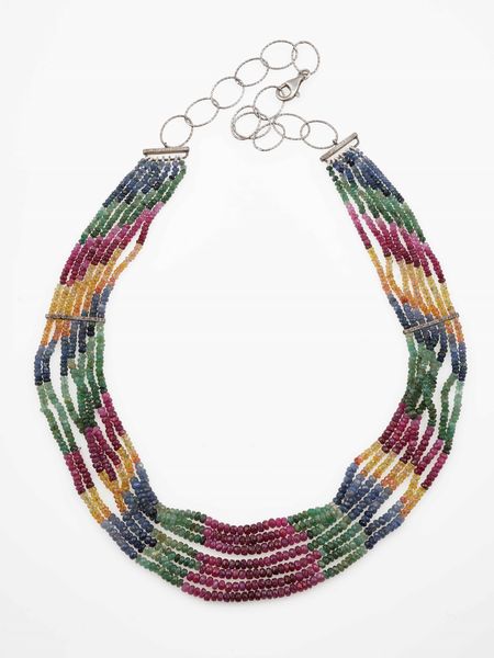 Collana a pi fili con zaffiri, smeraldi, rubini e corindoni multicolor  - Asta Gioielli - Associazione Nazionale - Case d'Asta italiane