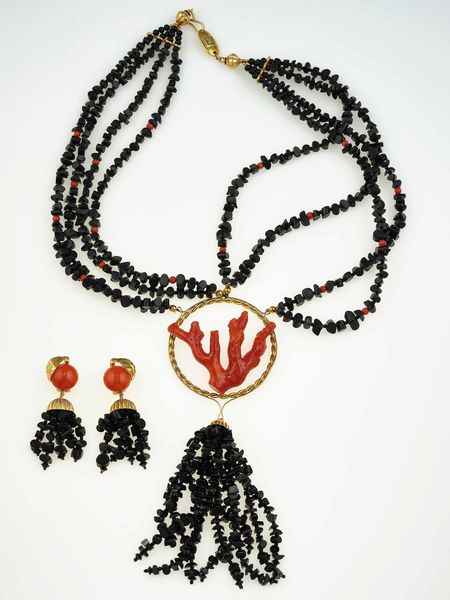 Demi-parure composta da collana ed orecchini con giaietto e corallo  - Asta Gioielli - Associazione Nazionale - Case d'Asta italiane