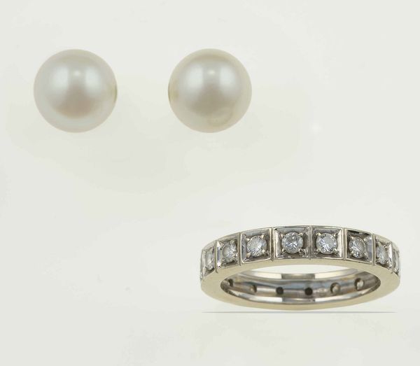 Lotto composto da un paio di orecchini con perle coltivate ed un anello con diamanti  - Asta Gioielli - Associazione Nazionale - Case d'Asta italiane