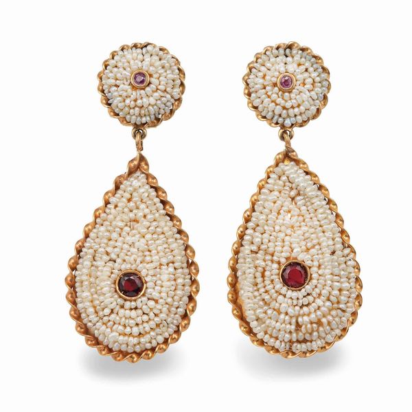 Orecchini pendenti con microperle e granati  - Asta Gioielli - Associazione Nazionale - Case d'Asta italiane